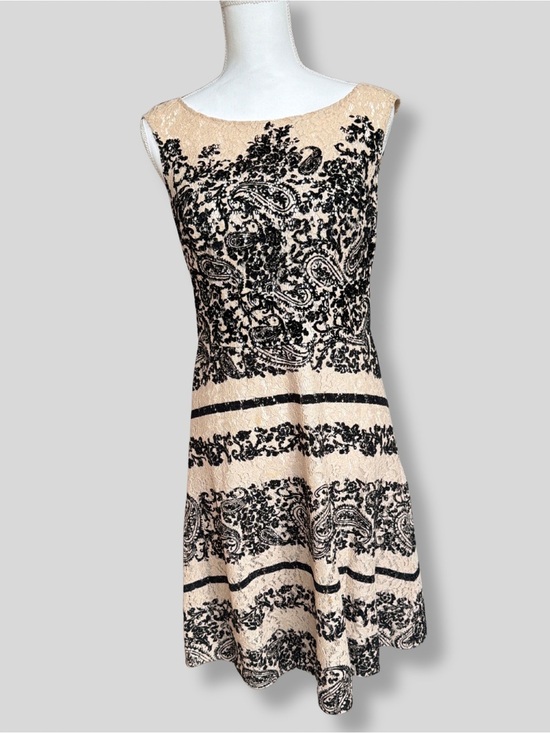 Kay Unger Dresses & Skirts - Kay Unger Black White Paisley Lace Cocktail Dress Size 6